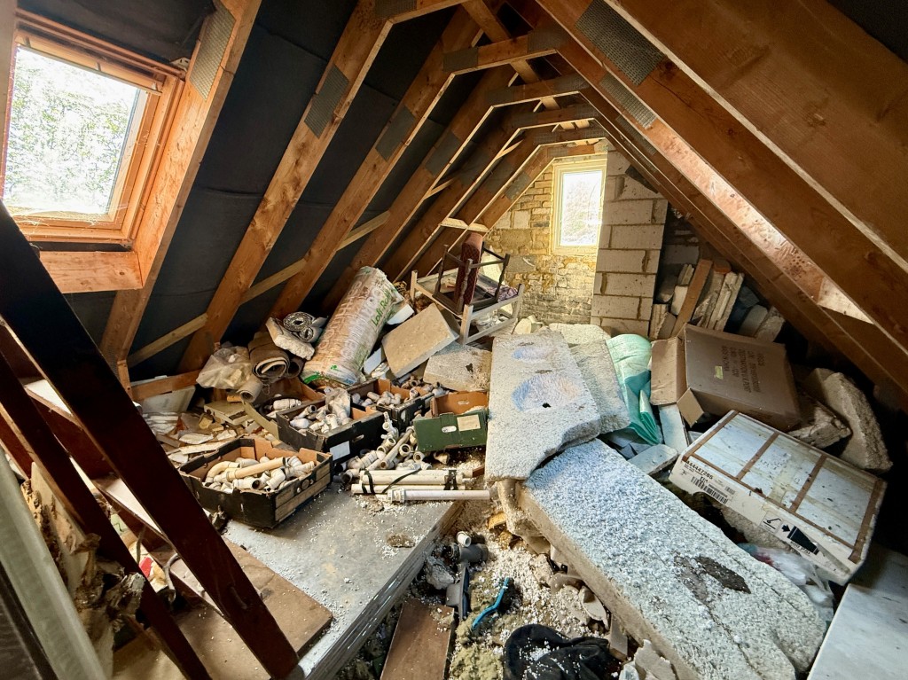 Lot: 41 - LARGE HOUSE AND FIVE GARAGES WITH POTENTIAL - Loft room right